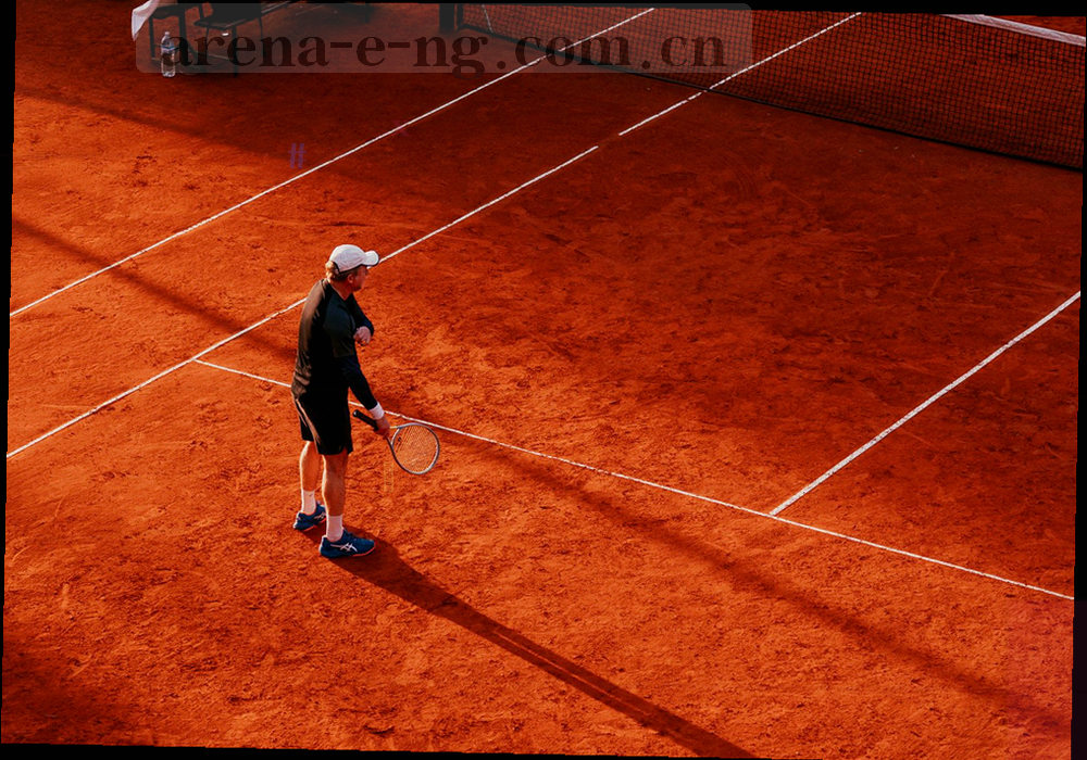 时间刻度、铃铛图形与赛程线条组成的抽象插图